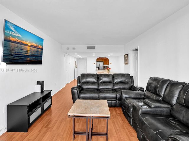 3675 N Country Club Dr 410, Aventura, FL 33180