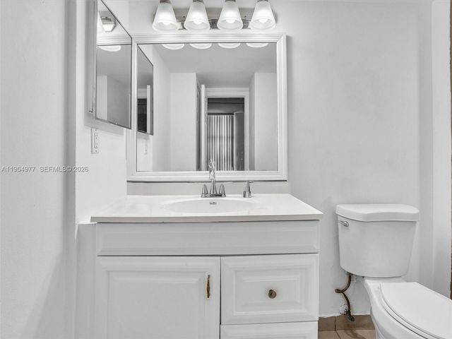 3675 N Country Club Dr 410, Aventura, FL 33180