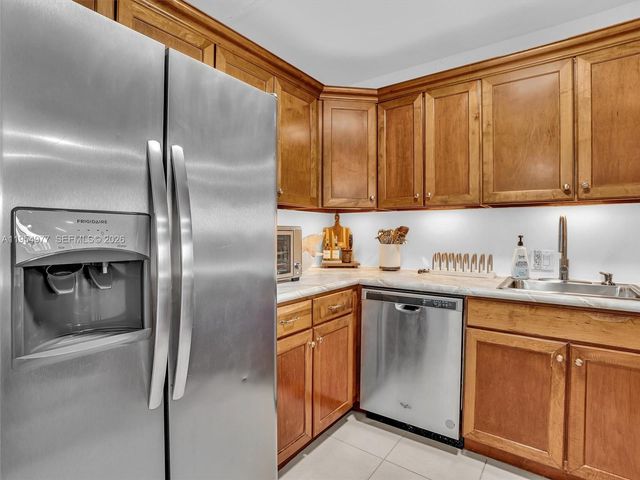 3675 N Country Club Dr 410, Aventura, FL 33180