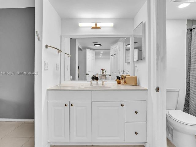 3675 N Country Club Dr 410, Aventura, FL 33180