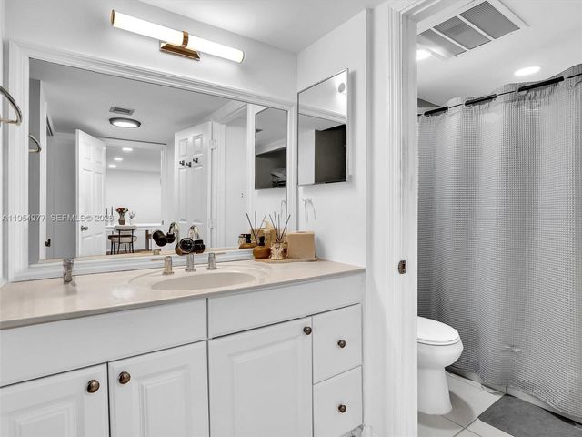 3675 N Country Club Dr 410, Aventura, FL 33180