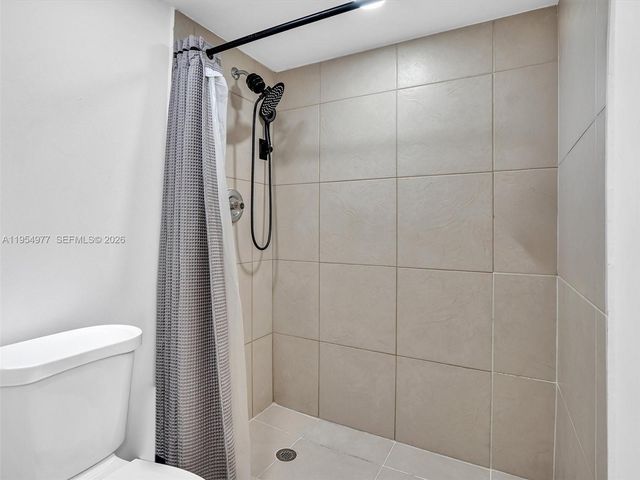 3675 N Country Club Dr 410, Aventura, FL 33180