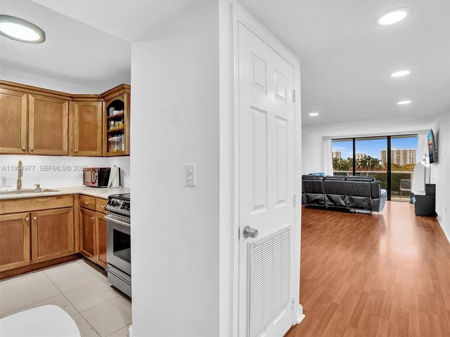 3675 N Country Club Dr 410, Aventura, FL 33180