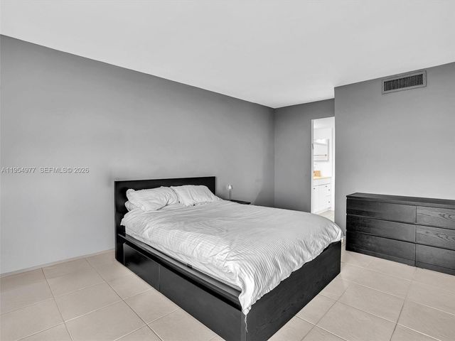 3675 N Country Club Dr 410, Aventura, FL 33180