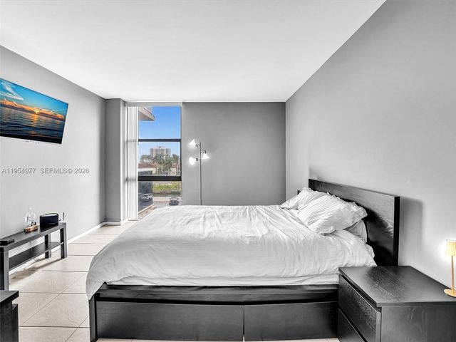 3675 N Country Club Dr 410, Aventura, FL 33180