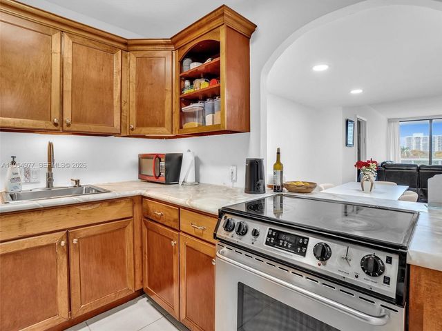 3675 N Country Club Dr 410, Aventura, FL 33180