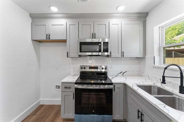 2730 Gladstone Drive, Dallas, TX 75211