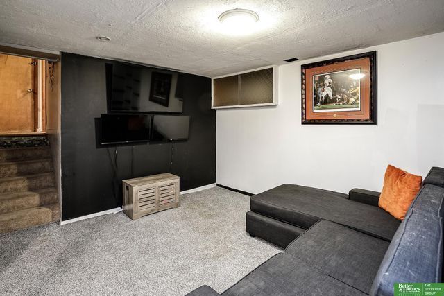 9056 Meadow Drive, Omaha, NE 68114