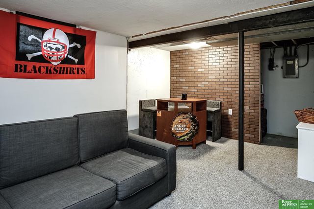 9056 Meadow Drive, Omaha, NE 68114