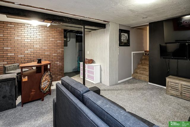 9056 Meadow Drive, Omaha, NE 68114