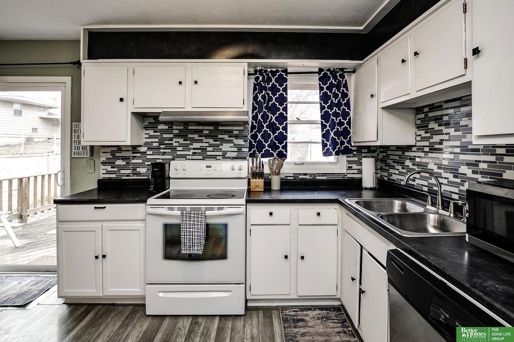 9056 Meadow Drive, Omaha, NE 68114