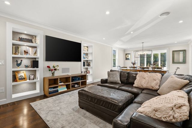 2 Hemenway Ave, Melrose, MA 02176