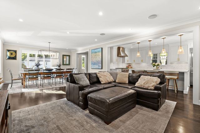 2 Hemenway Ave, Melrose, MA 02176