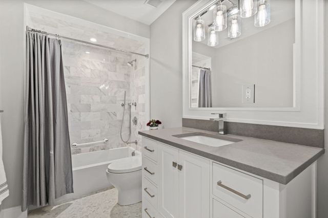 2 Hemenway Ave, Melrose, MA 02176