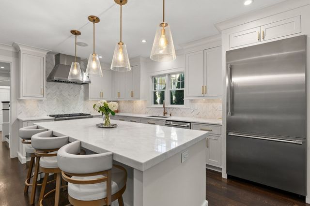 2 Hemenway Ave, Melrose, MA 02176