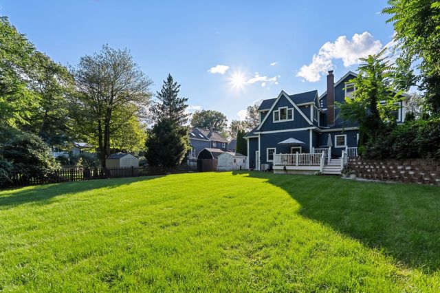 2 Hemenway Ave, Melrose, MA 02176