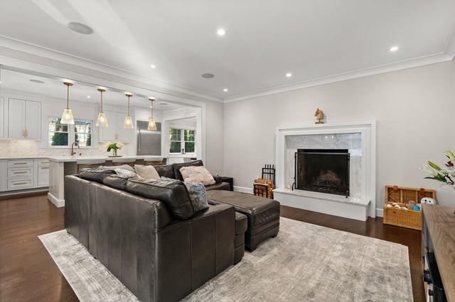 2 Hemenway Ave, Melrose, MA 02176