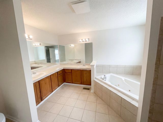 2592 Cowall Drive, Hilliard, OH 43026