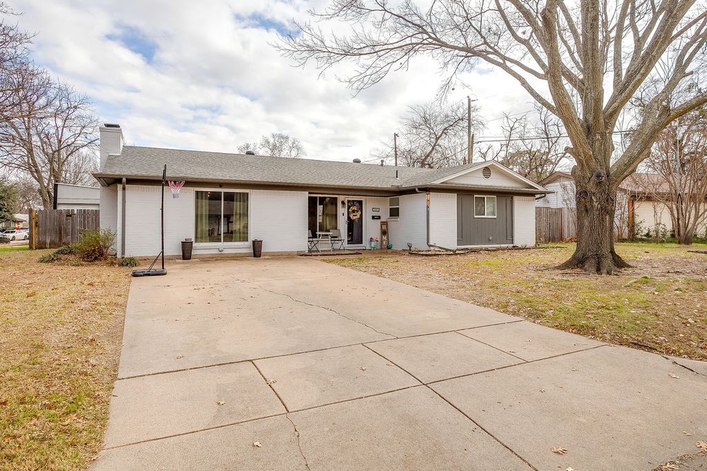 301 Lena Lane, Burleson, TX 76028