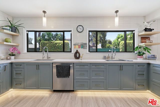 5220 Mary Ellen Avenue, Sherman Oaks, CA 91401