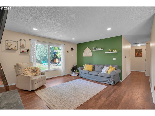 3712 E MADRONA Dr, Newberg, OR 97132