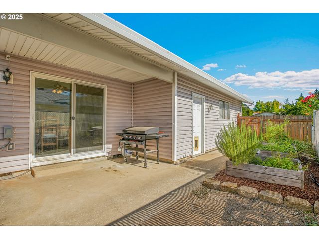 3712 E MADRONA Dr, Newberg, OR 97132