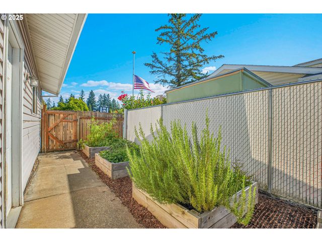 3712 E MADRONA Dr, Newberg, OR 97132