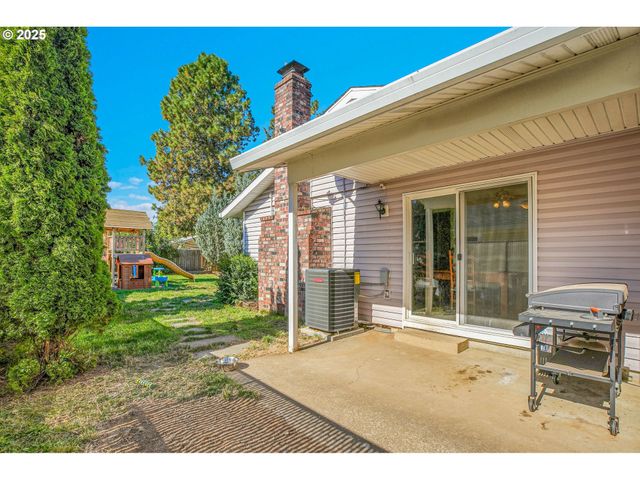 3712 E MADRONA Dr, Newberg, OR 97132