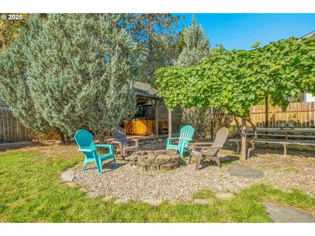 3712 E MADRONA Dr, Newberg, OR 97132