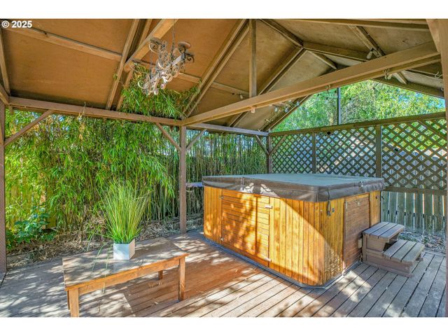 3712 E MADRONA Dr, Newberg, OR 97132