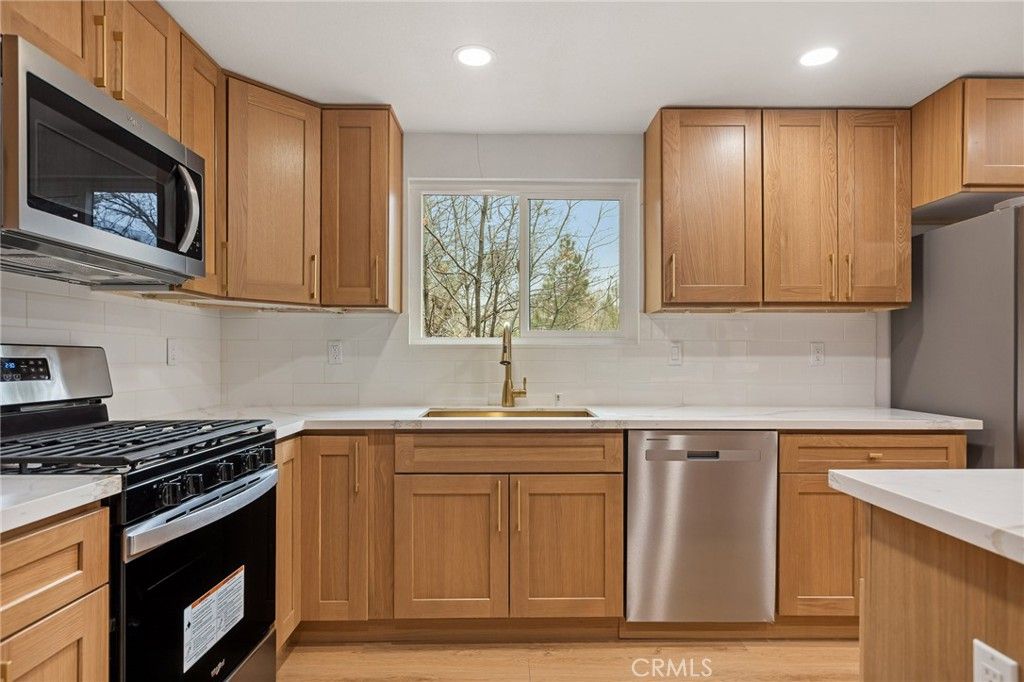 Image 12 of property listing at 1076 Grass Valley Road, Lake Arrowhead, CA 92352