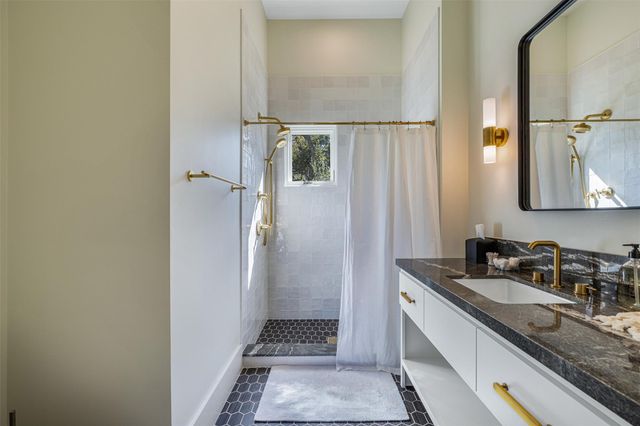 830 S Weyand Road, Round Top, TX 78954