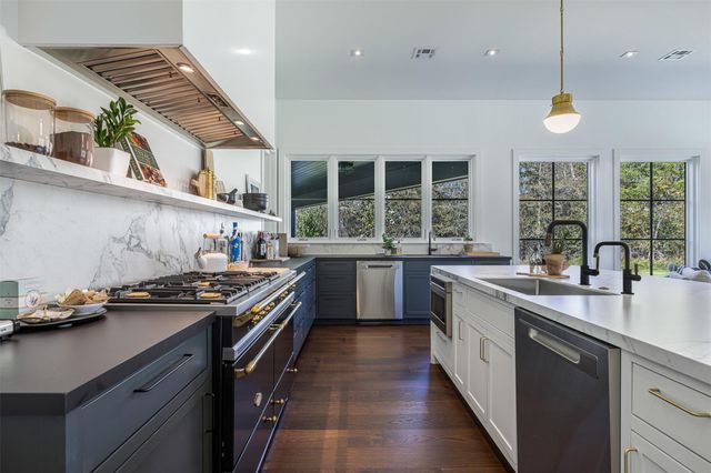 830 S Weyand Road, Round Top, TX 78954