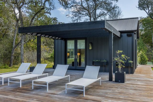 830 S Weyand Road, Round Top, TX 78954