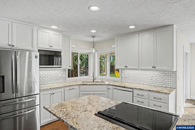 742 E Main St, Sublimity, OR 97385