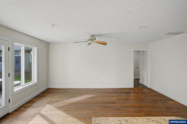 742 E Main St, Sublimity, OR 97385