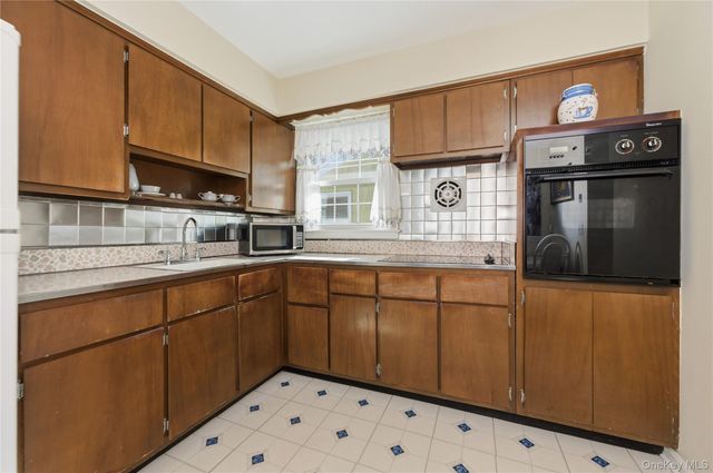 633 Evelyn Avenue, East Meadow, NY 11554