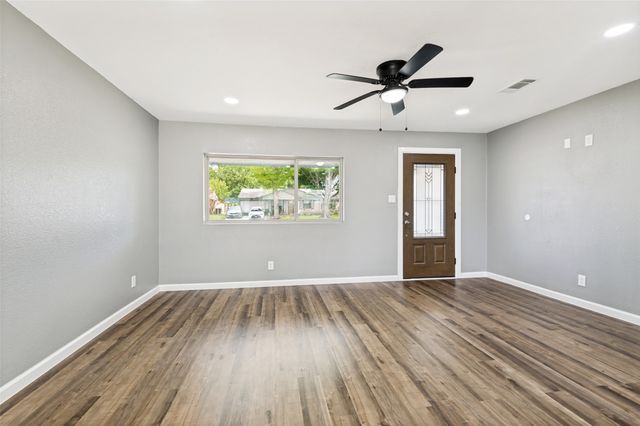 737 Cranbrook Lane, Grand Prairie, TX 75052