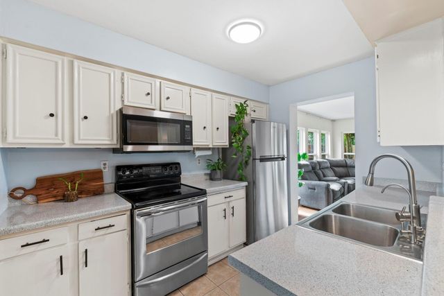 13430 Greenway Dr, Sugar Land, TX 77498
