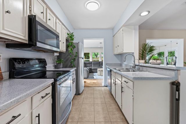 13430 Greenway Dr, Sugar Land, TX 77498