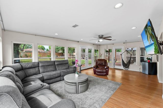 13430 Greenway Dr, Sugar Land, TX 77498