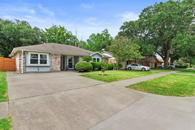 13430 Greenway Dr, Sugar Land, TX 77498