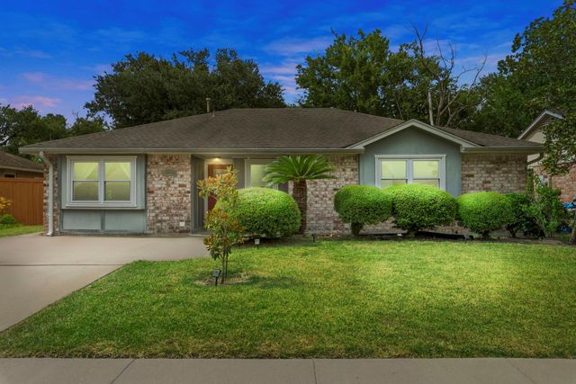 13430 Greenway Dr, Sugar Land, TX 77498