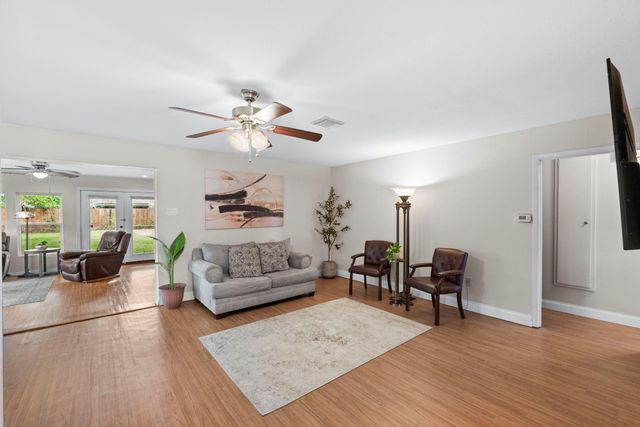 13430 Greenway Dr, Sugar Land, TX 77498
