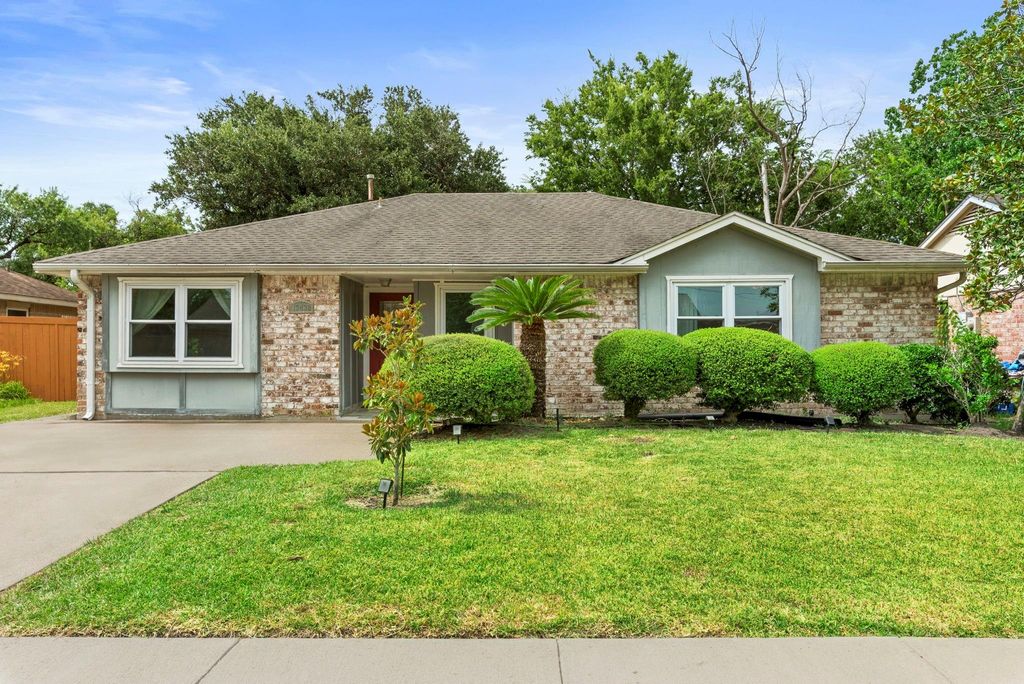 13430 Greenway Dr, Sugar Land, TX 77498