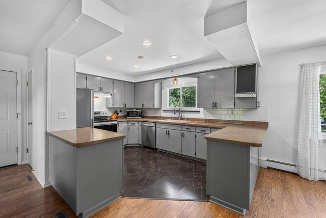 2404 Skyline DRIVE, West Bend, WI 53090