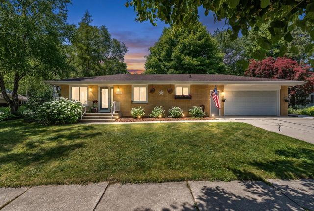 2404 Skyline DRIVE, West Bend, WI 53090
