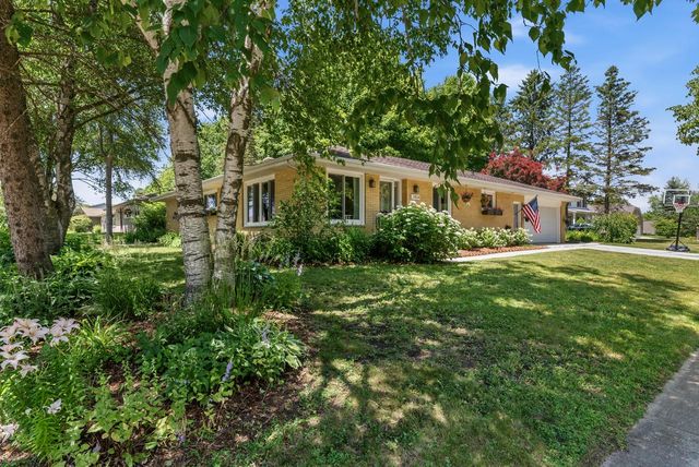 2404 Skyline DRIVE, West Bend, WI 53090