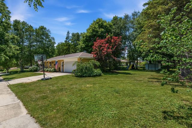2404 Skyline DRIVE, West Bend, WI 53090