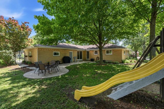 2404 Skyline DRIVE, West Bend, WI 53090